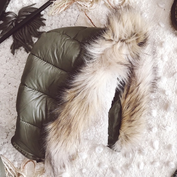 NWT AEO Puffer Vest - Picture 2 of 8